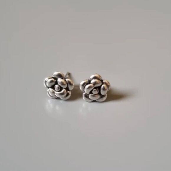 The Blossom Stud Earring in 925 silver - Picture 2 of 4